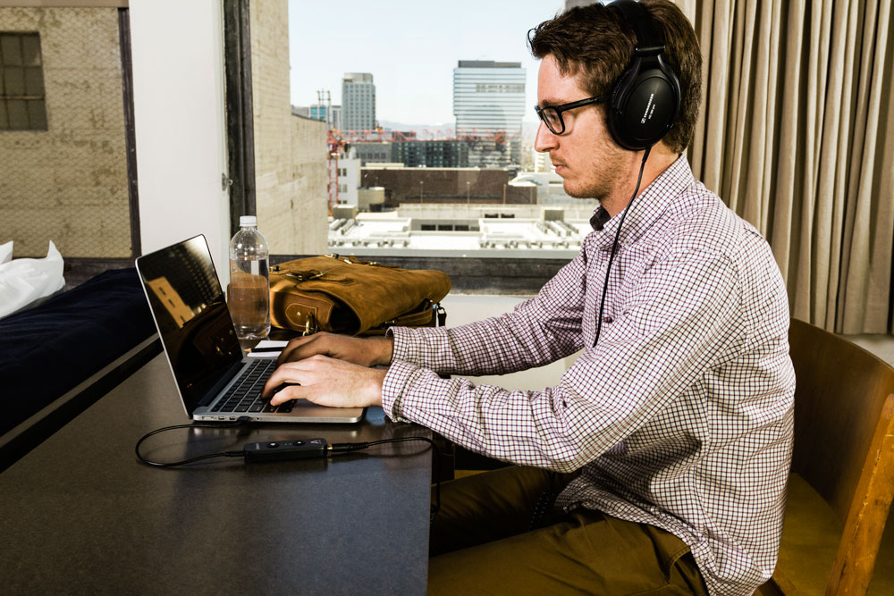 Groove-MacBookPro-Sennheiser-HD-380s-Side-View-Hotel-City-View-IMG_0685